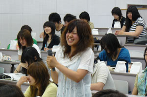 写真：感想を述べる学生5