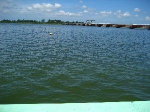 画像：７月２７日 漁協前から大潟橋を望む