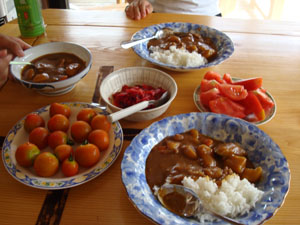 画像：昼食2 カレーライスとトマト