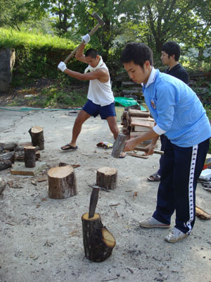 画像：薪割りに励む学生たち2