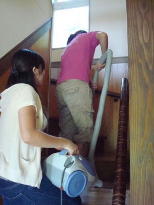 画像：階段に掃除機をかける様子