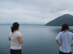 画像：田沢湖を眺める2人