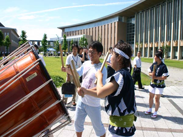 画像：太鼓をたたく