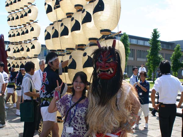 画像：なまはげと写真を撮る参加者の方