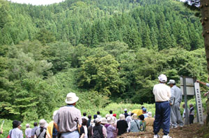 画像：七滝涵養林の見学の様子2