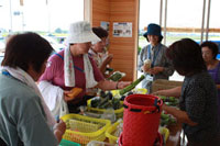画像：野菜直売所で買い物