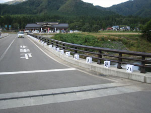 画像:端の地覆に並んだ灯篭