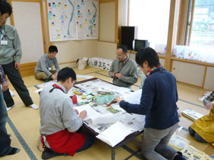 画像:和紙の模様を描く様子
