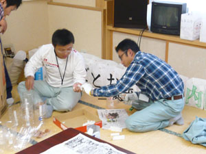 画像:ろうそくを差し込む様子