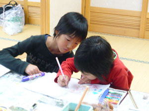 画像:真剣に何かを描いている子供達