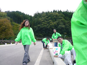 画像:道路脇に灯篭を設置する様子