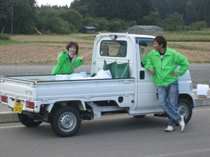 画像:軽トラックの荷台に乗った灯篭