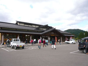 画像:駐車場での来客の様子