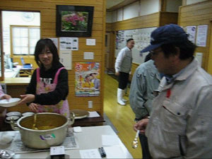 画像：カレー配膳