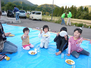 画像：カレーを食べる子供達