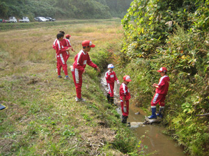 画像：小川で遊ぶ子供達