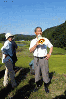 写真：塚須沢集落代表の佐藤昇悟さんの説明の様子2