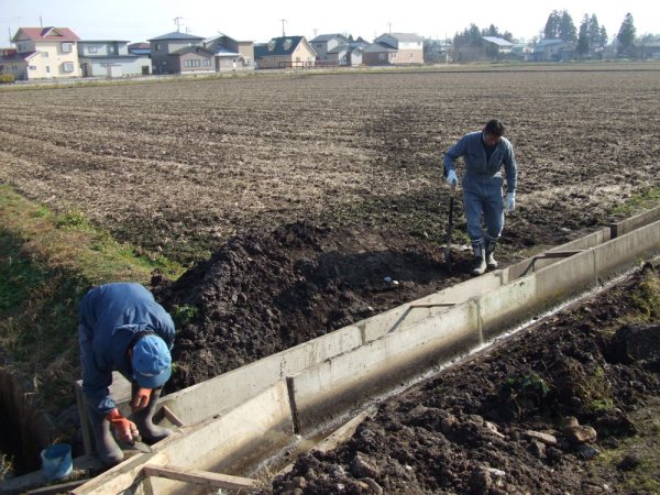 写真：水路補修作業の様子1