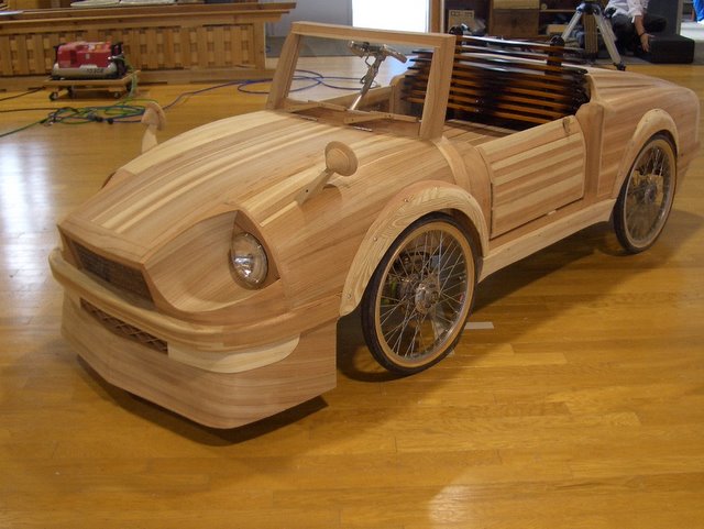 写真：木製自動車２号車