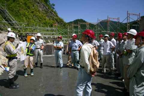 写真：砂子沢ダムの見学