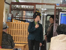 画像:お座敷列車で 藤原まり さんに民話を語っていただいた様子