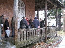 画像:異人館に入っていく様子