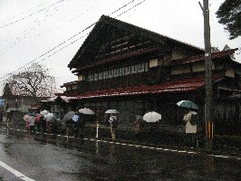 画像:宮越家付近を歩いている様子