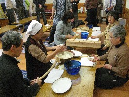 画像:きりたんぽづくりの様子