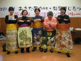 画像:化粧まわしを付けた5人 記念写真