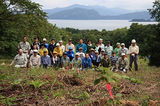 写真：植樹後の記念撮影