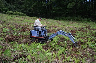 写真：小型バックホウによる穴掘り