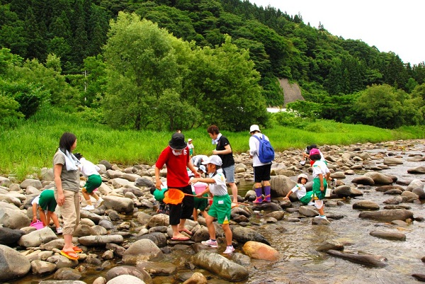 写真：川で遊ぶ人