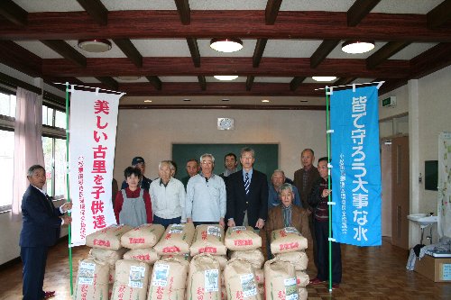 写真:「摂待水利組合農地と水の会」と一緒に