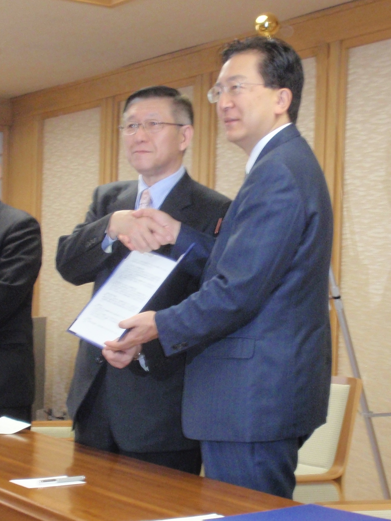 写真:岩手県庁で行われた締結式