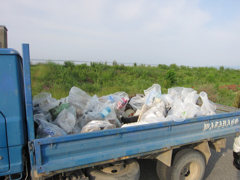 写真：大潟村東部承水路側で回収されたゴミの一部