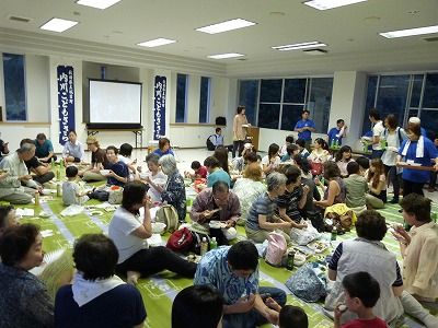 画像：大勢での夕食