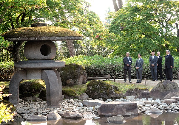 写真：旧池田氏庭園での御視察