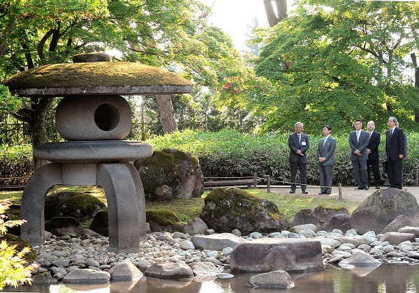 写真:旧池田氏庭園での御視察