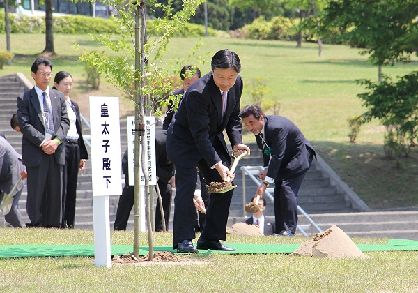 写真：記念植樹をされる皇太子殿下