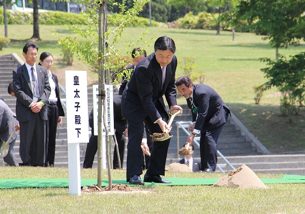 写真:記念植樹をされる皇太子殿下