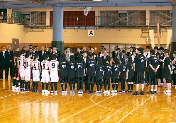 写真:ミニバスケットボール練習を御覧になり児童にお声をかけられる皇太子殿下