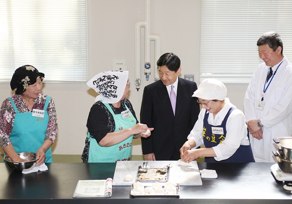 写真:総合食品研究センターで食品加工研修を御覧になる皇太子殿下