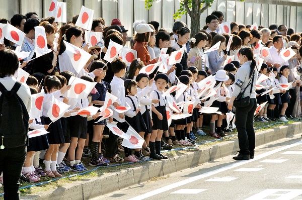写真:果秋田空港でお見送りする人々とそれにお応えになる皇太子殿下1