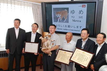 写真：プーチン大統領へ贈呈する秋田犬の寄贈式の様子