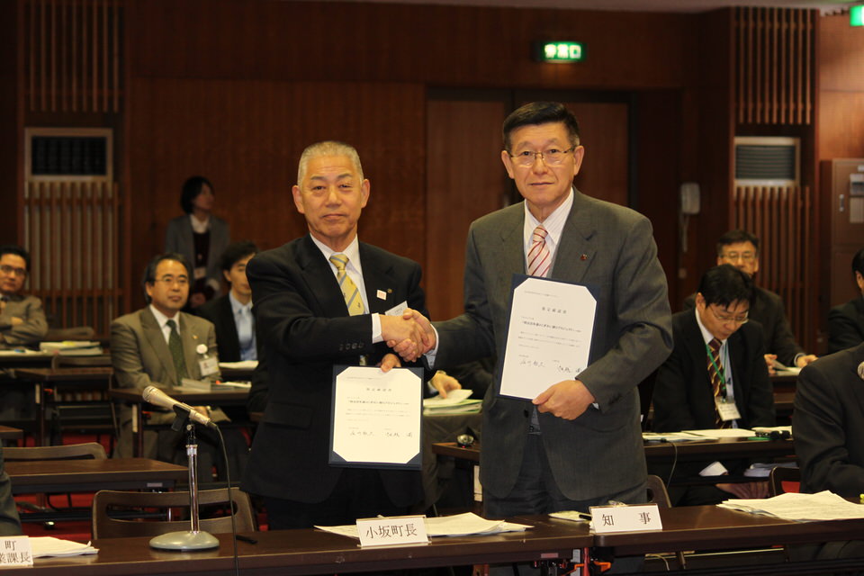 写真:細越小坂町長(左)と佐竹知事