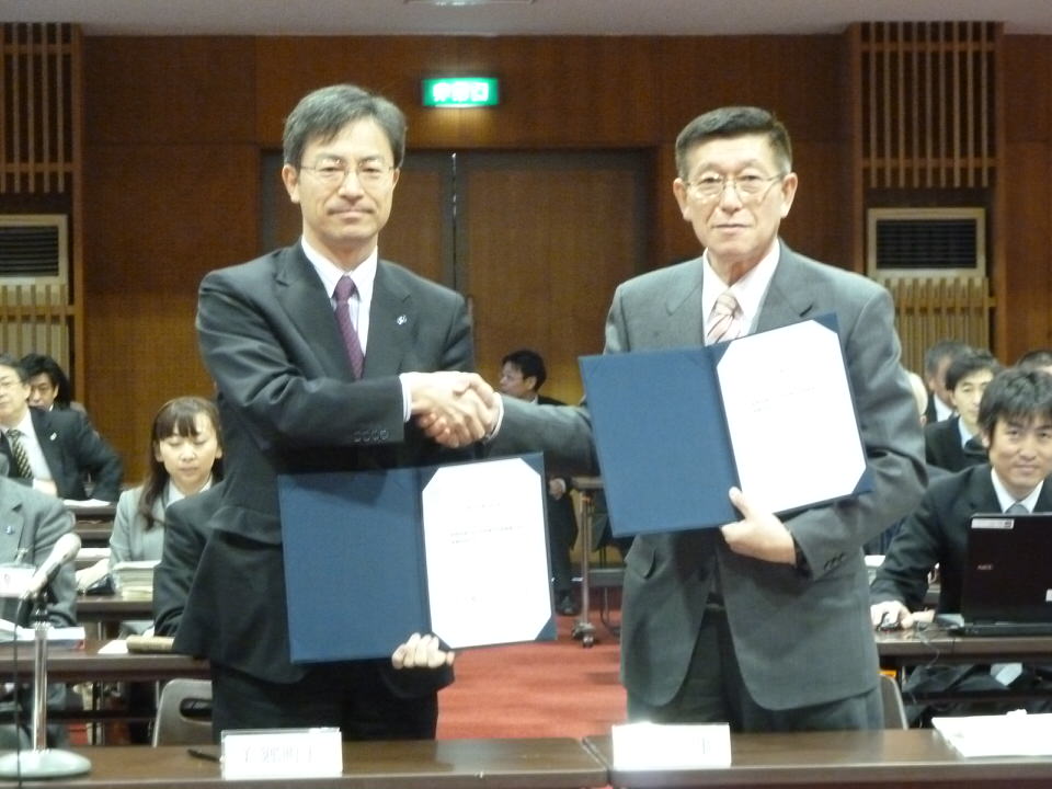 写真:松田美郷町長(左)と佐竹知事