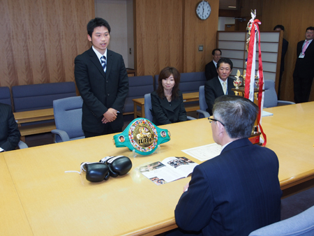 写真：WBCスーパーフェザー級チャンピオン 三浦隆司選手表敬訪問の様子2