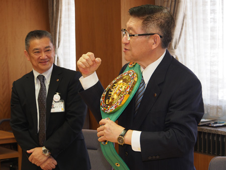 写真：WBCスーパーフェザー級チャンピオン 三浦隆司選手表敬訪問の様子3