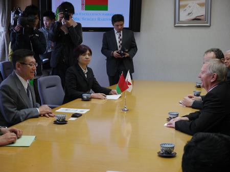 写真：セルゲイ・ラフマノフ駐日ベラルーシ共和国大使の表敬訪問の様子1