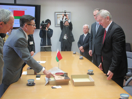 写真：セルゲイ・ラフマノフ駐日ベラルーシ共和国大使の表敬訪問の様子4